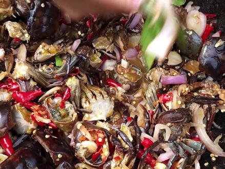 国外小姐姐头有多铁?野外生吃螃蟹,看着真香! #真实户外 #乡野田间 #乡村味道 #田园生活 #农村美食 #我的乡村生活 #大自然的馈赠 #田园生活乐趣多 #乡村美食 #农村创业