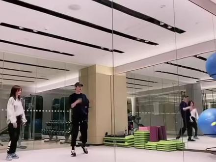 以前的#白梦妍 穿的阿迪达斯
如今的#白鹿 穿的Supreme
潮的美美哒