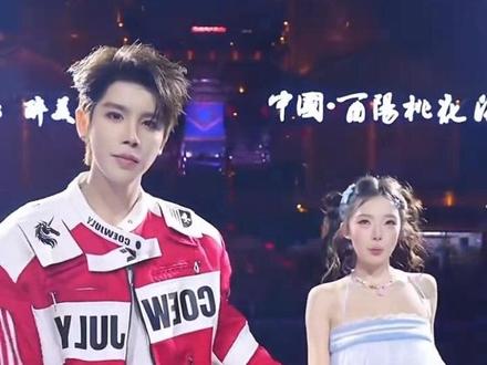 少爷这身穿搭和龙浩天妹妹跳《情人》舞蹈,节目效果拉满,表情管理到位,太帅了@峻伊🤍⁹²⁸-101 #峻伊 #龙浩天 #龙浩天妹妹 #帅哥 #龙浩天男团 @龙浩天男团 鲸·渝101 @龙浩天男团 鲸·渝101(备用号) @峻伊🤍⁹²⁸