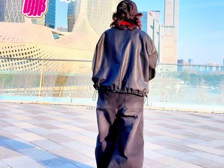 #原创新舞来袭#背面演示 全网都在找玉芬,我踩着曳步舞的节奏来凑热闹啦,脚步带风,快乐才是正经事~#热门歌曲 #曳步舞 #抖音热门