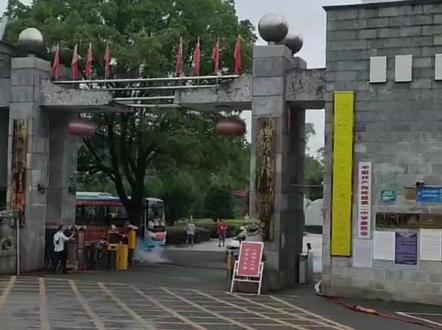 我们湖南攸县二中,千名高考学生,28辆大巴,警车开道送考