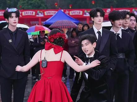 #龙浩天请你回酉阳过年 #龙浩天跳飒 #龙浩天男团鲸渝101 #龙浩天男团银河系A #龙浩天为什么这么火 酉阳直播第二天,今天最高人气37+。@龙浩天🐲(六号酉阳桃花源广场直播) @龙浩天男团·银河系A(团队招优)PGY @龙浩天男团 鲸·渝101@龙浩天妹妹🐰