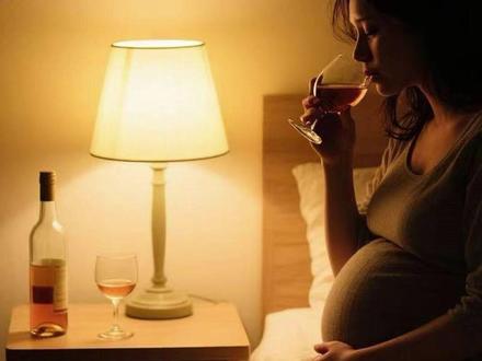 7月9日报道,杭州3胎孕妈长期酗酒中毒,羊水浑浊臭了 被迫提前一个月早产#大象主播说 @大象新闻主持人刘琳