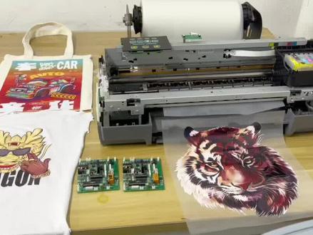 爱普生R1390/L1800白墨烫画打印机卷材板卡,通过屏蔽打印机内部传感器,屏蔽进纸器,解决透明薄膜进纸困难,双闪等的问题。板卡适用于爱普生R1390/L1800等打印机,全部采用接插线安装办法,有教学拆装打印机视频,机器操作简单,配套有打印软件,白彩同出,并且配送教学教程,不懂得的可以视频教学,让客户简单的操作,完成打印机打印。板卡还有电动前后,白墨搅拌,白墨循环,UV灯控制输出,打印完毕还可以自动后退纸张等等功能,另外还可以选配遥控前后,方便操作,其它相关的墨水,耗材,都有提供介绍,卷膜支架等等都有,配套一系列。#白墨烫画 #烫画打印机改装 #爱普生1390