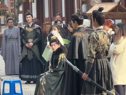 添添坐看翅翅和念念禾禾走戏ing……
#陈添祥 #张翅 #刘念 #至春禾 #糟糕和闺蜜一起穿书把反派玩坏了