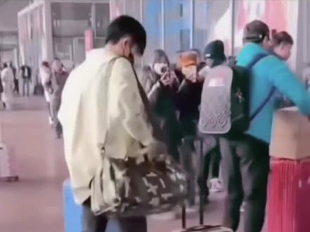 2026年新的一年!大头莎莎出发新大坡大满贯!两人都走的vip哦!#王楚钦 #孙颖莎 #新加坡大满贯 #国乒 #王楚钦孙颖莎