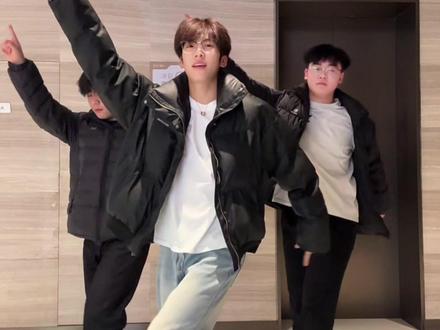 前奏一响 回忆登场#心做dj #不顾摇 #三人舞