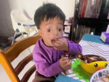 小吉祥在和爷爷玩那看看这小表情哈哈#调皮捣蛋的小家伙