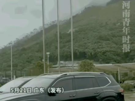 雨天男子对着国旗哼唱《歌唱祖国》,国旗竟应声飘扬 #下雨天 #看看这画面