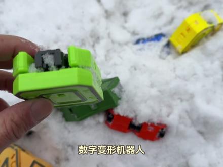 小伙路边发现雪耗子洞 挖出变变荣耀战斗合体机器人太帅了#变变荣耀
