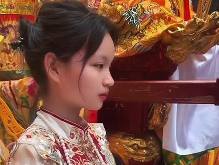 见小妈祖,沾一身福气.愿往后日子.岁岁平安 风调雨顺.所求皆如愿 所行皆坦途.阖家安康 万事顺遂@番茄炒blue #小妈祖 #妈祖文化 #民俗巡游 #平安顺遂 #记录东海文化