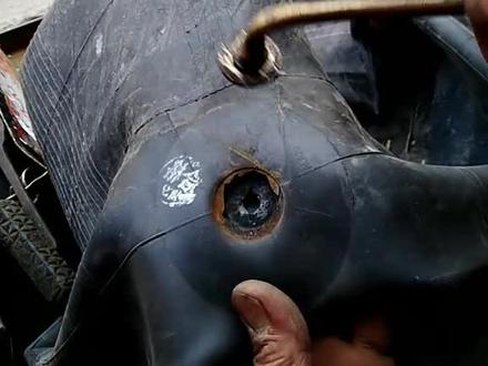 二、三十年前,换汽车内胎嘴子的方法,现在不建议用。感兴趣的要耐心观看哦!(上集)