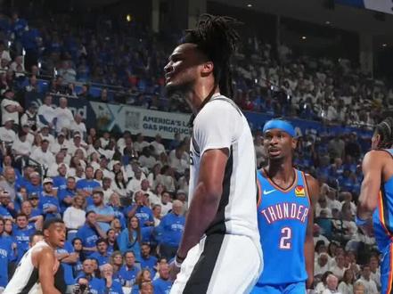 西决G2落幕!雷霆力克马刺扳平大比分 5月21日NBA西决G2复盘,雷霆力克马刺扳平比分,双方主力皆有亮眼发挥,赛场战况激烈伤病不断,后续对决充满悬念。
#NBA #雷霆vs马刺