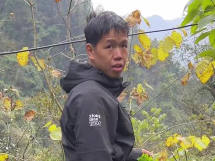 12月2日,湖南张家界,邻居“刀疤哥”遗憾退赛,“张老六”舔包其柴火,连说两次“舍不得”,“人越来越少,挺孤独的”。