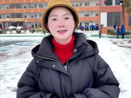 ❄ 雪落善聆,课在景中 ❄
都说“瑞雪兆丰年”🌾,我们却把这场雪,变成了一堂生动的成长课📚。
看着孩子们在雪地里挥舞工具、协作除雪的身影,我深深感到:
教育,就藏在生活每一个真实的瞬间里。 扫清的是积雪,扫亮的却是孩子心中的责任、合作与希望!
这场雪,教会我们的不止是劳动,更是如何将一场冬雪,化为滋养孩子生命的春泥#封闭式管理学校 #手机网瘾青少年#离家出走青少年#逃学厌学青少年#抑郁焦虑青少年