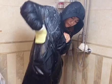 羽绒服你还是用洗衣机洗吗?告诉你羽绒服的正确洗法吧#生活小妙招 #羽绒服