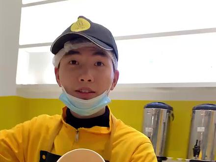 下铺阿豪爱偷吃:小哥哥疑惑的眼神中带着一丝疑惑#抖音美食创作人