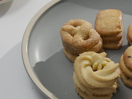 本来想模仿超市挺贵,净含量还少的那款印尼产的#丹麦皇冠曲奇 结果一不小心好像有点超越呢!#曲奇饼干 #怎么做曲奇