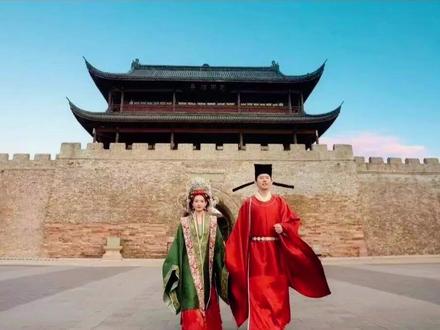 豪掷百万!黄雅琼刘雨辰一周连办三场婚礼,官宣合体亮相跨年晚会
12月9日,羽毛球世界冠军黄雅琼与刘雨辰“一周三婚”引发热议。两人于11月30日在北京(刘雨辰户籍地)举办首场婚礼;12月4日,在浙江衢州古城举行宋制婚礼;12月6日,又在衢州(黄雅琼家乡)办第三场婚礼。
据知情人士透露,三场婚礼总花费或超百万元,但因二人影响力,部分活动如宋制婚礼实为与景区合作项目,实际支出有限。
此外,两人已确认将作为国羽代表登上浙江卫视2025跨年晚会,引发球迷期待。
回溯2024年巴黎奥运会,黄雅琼搭档郑思维夺得混双金牌后,刘雨辰现场求婚,感动全场。一年后,两人领证结婚,成为继林丹/谢杏芳、谌龙/王适娴之后又一对羽坛冠军夫妻。
在刚结束的2025年第十五届全运会上,黄雅琼不仅助浙江队爆冷夺得女团金牌,还与郑思维卫冕混双冠军,成就大满贯后宣布退役。刘雨辰则与冯彦哲为北京队摘得男双铜牌,也正式结束职业生涯。#宣扬中国传统文化 #传统婚礼文化 #黄雅琼 #刘雨辰 #结婚