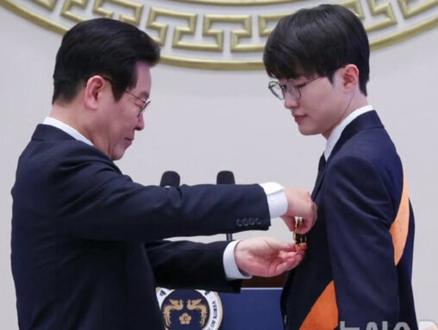《英雄联盟》电竞选手Faker获韩国最高体育勋章,总统李在明亲自颁发"青龙章" #Faker #英雄联盟 #青龙章 #李在明 #faker大魔王