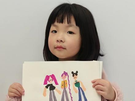 #小画家
大年初一中午,我仔凭借自己对猎魔女团的喜爱和记忆,自己画了幅画~我觉得画得很不错呀!