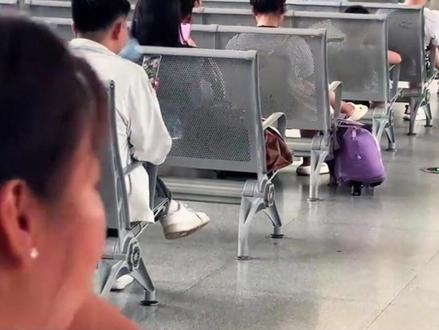 女子举报绿皮火车“吸烟区”有人抽烟,被拒绝后竟强逼威胁列车员