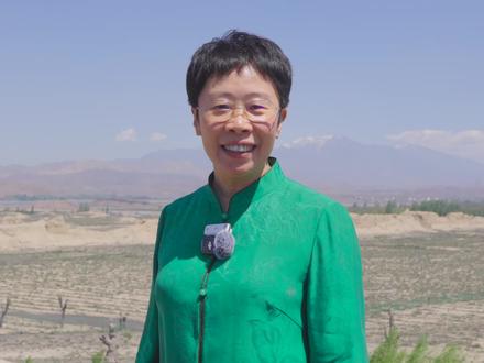 蒙曼驻足乌鲁木齐乌拉泊古城残垣,解锁陆游的家国豪情~“僵卧孤村不自哀,尚思为国戍轮台”,诗中戍边壮志,与这座丝路故城的烽燧遗迹遥相呼应。夜阑风雨声里,“铁马冰河入梦来” 的赤诚,在断壁间回荡千年。触摸古城砖石,感受跨越时空的爱国热忱。跟蒙曼在乌拉泊古城,读懂诗句里的赤子之心#曼行新疆#新疆旅游 #跟着诗词去旅行 #蒙曼讲诗词#大有学问