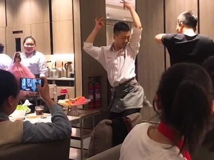 海底捞服务员也真会玩儿