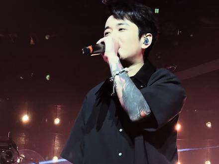 “你应该知道,我这么帅的只会出现在动漫”
/ 个人简介
#泥鳅zinco #个人简介 #livehouse现场 #找人