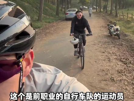 在追求速度与激情的骑行世界里,平把公路车以其独特的操控性和多功能性深受广大骑行爱好者的喜爱。邦德富士达作为自行车行业的知名品牌,近期更新了两款平把公路车,跑客300和500,跑客500配置更好,但300性价比更高,今天给大家聊一聊跑客300。
外观上,超轻铝合金车架,6061材质搭配隐藏式焊接和走线,美观且舒适。UNO铝合金平把、一体前叉,把立、座管及公路车鞍座,操控灵活且调节方便。
操控方面,平把设计结合灵敏转向,在城市路况中优势明显,骑行姿态舒适。
变速系统采用Tourney SHIMANO 3*9配置,换挡精准流畅,能适应不同路况需求。
刹车的SHIMANO MT200油压碟刹双边制动活塞,制动强劲稳定,手感比较不错。
车轮轮胎为CHAOYANG复古黄边胎,700*35C规格,滚阻低、抓地力强且有防刺层,速度与稳定性兼备。
总体而言,跑客300性能全面,外观与配置出色,是日常通勤与休闲骑行的一个选择方向,性价比高,值得关注。#邦德富士达 #跑客300 #平把公路车 #骑车通勤 #让骑行成为一种生活