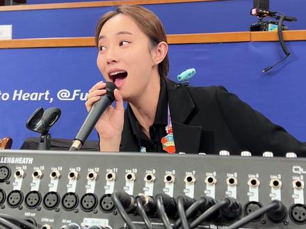 亚运气氛导演小姐姐:全场跟我一起唱!杭州亚运播报员个个身怀绝技#杭州亚运会显眼包大盘点 #播报员小姐姐#亚运播报员#麝香夫人