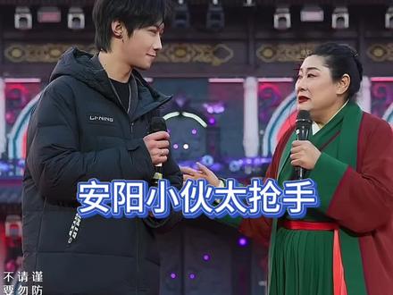 上来五个女生,个顶个的漂亮#王婆说媒 #开封王婆 #开封王婆说媒现场有多火 #王干娘 #开封干娘