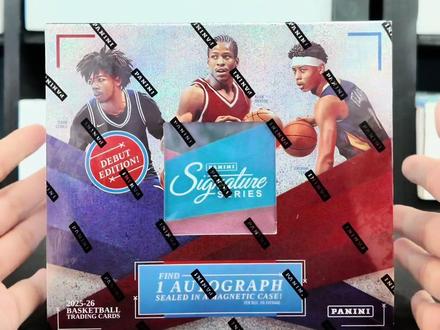 又战Signature,不过这次是Panini 拆两盒Panini Signature Series,一盒保一个原封砖签字,Panini没版权后的全力挣扎,拆感居然不错,价格也合适
#球星卡 #拆卡 #盲盒 #潮玩 #青年创作者成长计划