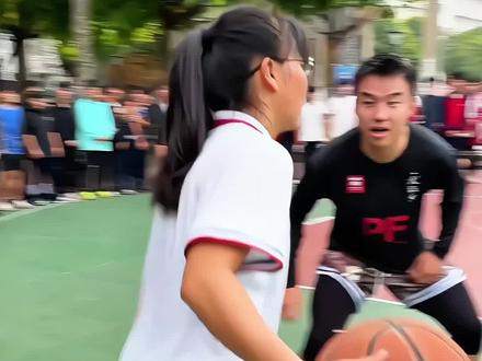 1.55米眼镜女孩炸翻球场!“神龙摆尾”爆火全网,她的天赋只有“努力”二字。#打篮球的女生 #冯敏敏 #篮球