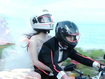 过年时两人去了加拿大,靳朝拿着提亲的礼盒给姜迎寒,恳请她将姜暮交给他。有情人终成眷属,两人结婚啦! #遇上何与这款毫无抵抗力 #与靳朝同行 #何与 #双轨 #靳朝