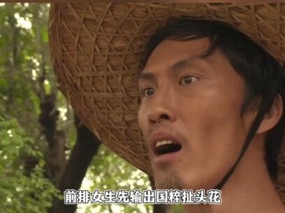 权志龙澳门演唱会台上又唱又跳,台下四名女粉丝自由搏击扯头花