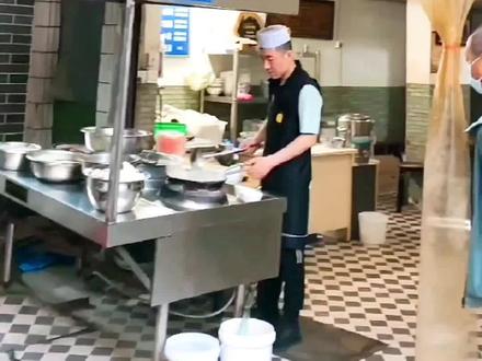 西安清真牛羊肉泡馍煮馍全过程,听听炉头是怎么说的?#泡馍#涨知识