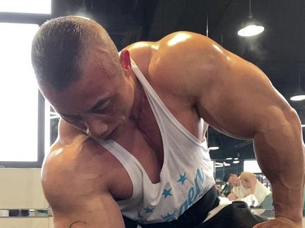 手臂训练动作教学,二头集中弯举#手臂训练 #健身干货 #健身教学