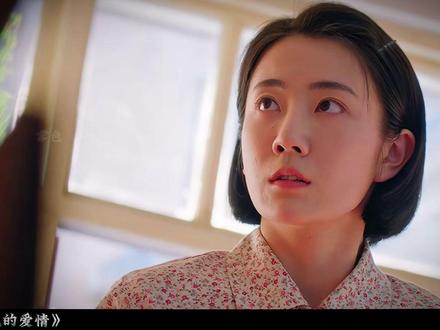 两对新人两种新婚夜:她为房子假结婚,她为出身真交易 #纯真年代的爱情 #电视剧解说 #孙千 #陈飞宇 房子到手!方穆扬拿雨夜私情拿捏冯琳逼她让房,谁料冯琳刷油漆泄愤,费霓和方穆扬反手把破墙画成油菜花田,简陋小屋变温馨家。
甜蜜藏尴尬:厂里发避孕药具,费霓脸红想跑被大姐硬核科普;方穆扬报社官宣结婚,怼得凌漪哑口无言,男友力拉满。屋顶上,费霓直言 “喜欢这个家”,方穆扬深情凝视,纯爱感爆棚。可买床时,费霓掏婚前协议坚持选上下床,邻居串门一句 “你们不睡一块儿啊?” 让两人当场僵住。
另一边,瞿桦新婚夜发问:“我爸不是革命军人,你会嫁我吗?” 方穆扬脱下衣服冷声道:“我可以当妍妍的替身。” 两对新人,一对为房假结婚,一对为出身真交易,新婚夜满是真心与算计。