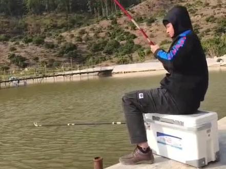 钓大鱼起竿控鱼动作可能对你有所帮助,以免拔河跑鱼。双击加关注666#钓鱼 #钓鱼人 #户外钓鱼