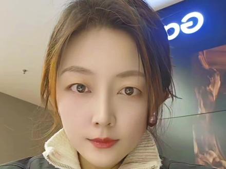 在这个没美颜不能见人的年代,我看谁还不会微信视频通过开启美颜#三星手机 #微信美颜 #使用小技巧 #热门 #安卓