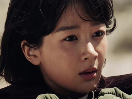 胡歌杨紫新剧《生命树》开播就炸了!收视破3,口碑却两极撕裂 匠心剧作,怎么就陷入了叫好不叫座的怪圈?
匠心与野心,它确实都有
真实质感拉满:高原实景拍摄,影像粗粝又有力量🏔️
群像塑造出彩:胡歌、杨紫等主演贡献破格表演
时代精神深刻:聚焦生态守护,叩问深沉
但争议,也来得格外猛烈
叙事节奏被批拖沓——
其实是细腻铺陈,遇上了被短剧驯化的即时满足式观剧习惯
舆论环境更严峻——
作品核心价值,极易被简化为粉黑大战的标靶
海量模板化差评,构成了对创作本身的 “网络盗猎”
这不仅仅是《生命树》的困境
它更像是所有严肃题材剧生存境遇的缩影
在流量与快节奏主导的时代
匠心,需要更多的耐心和勇气来守护
当深刻的表达遇见速食的观看
撕裂的或许不是口碑,而是两种时间的对话方式
#生命树 #胡歌 #杨紫 #因为一个片段看了整部剧 #因为一个片段追了整个剧
你看《生命树》了吗?