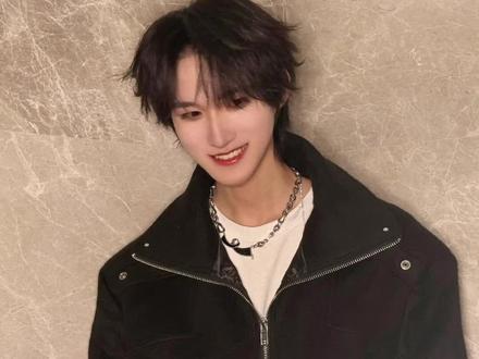 抽象之神一直在照顾这个黄朔#黄朔 #时代峰峻 #抽象 #滑雪 #搞笑