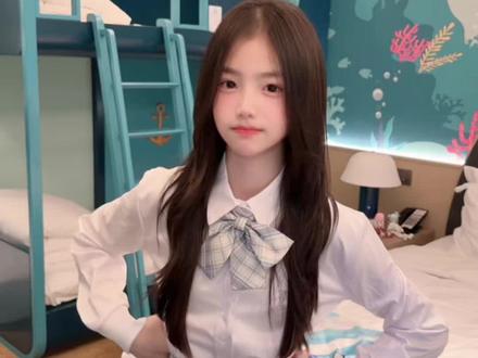 白色+蓝色=? #甜妹 #手搓颜料转场 #变装 #这个手搓变装太有趣了