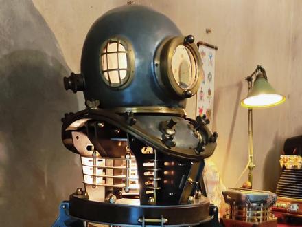 旧物改造|潜水头盔台灯| 当AI主导效率与标准,我们依然眷恋手工的温度;当新物层出不穷,旧物的故事更显珍贵。这盏由70年代潜水头盔改造的台灯,是工业记忆的延续,是手工匠心的坚守——在智能席卷的时代,它用一束暖光告诉我们:有些价值,需要时光沉淀,更需要双手守护,那些被岁月打磨的故事,永远值得被重新点亮。#旧物改造 #纯手工打造 #工业风 #硬核 #男人的玩具