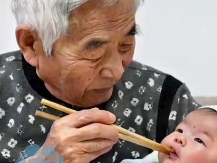 2月2日报道,河南郑州,老人用筷子沾酒给5个月宝宝尝,致肝脏损伤,医生:接近肝衰竭,婴儿肝脏发育不完全,几滴酒就可能致命,家属切勿玩笑喂酒#大象主播说 @主持人任炜 #河南dou知道