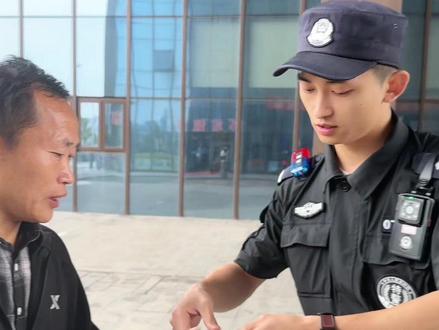 当你捡到身份证该怎么办?一定要交给警察小哥哥哦!给这位热心市民点赞!#怀远公安