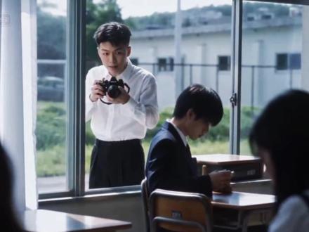 甚至连捂脸都是同款。。 是连本人来了看到都难绷的程度 #陈志涛 #coke #陈泽