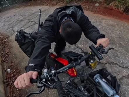 蓝战非骑行一千公里回家过春节 #蓝战非 #蓝战非治愈时刻 #蓝战非探索地球 #蓝胖子旅行 #战放阿勒泰@蓝战非@蓝胖子旅行