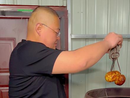 烤鹅蛋与土豆的碰撞 再加上葱花与香菜的助攻,成就了这道菜的灵魂所在!小院里私房菜期待大家的莅临品鉴#美食 #抖音美食创作者 #vlog日常 #抖音美食推荐官 #美食教程